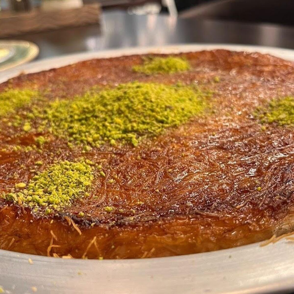 Gedeckte Tafel mit türkischen Desserts und Tee im Café