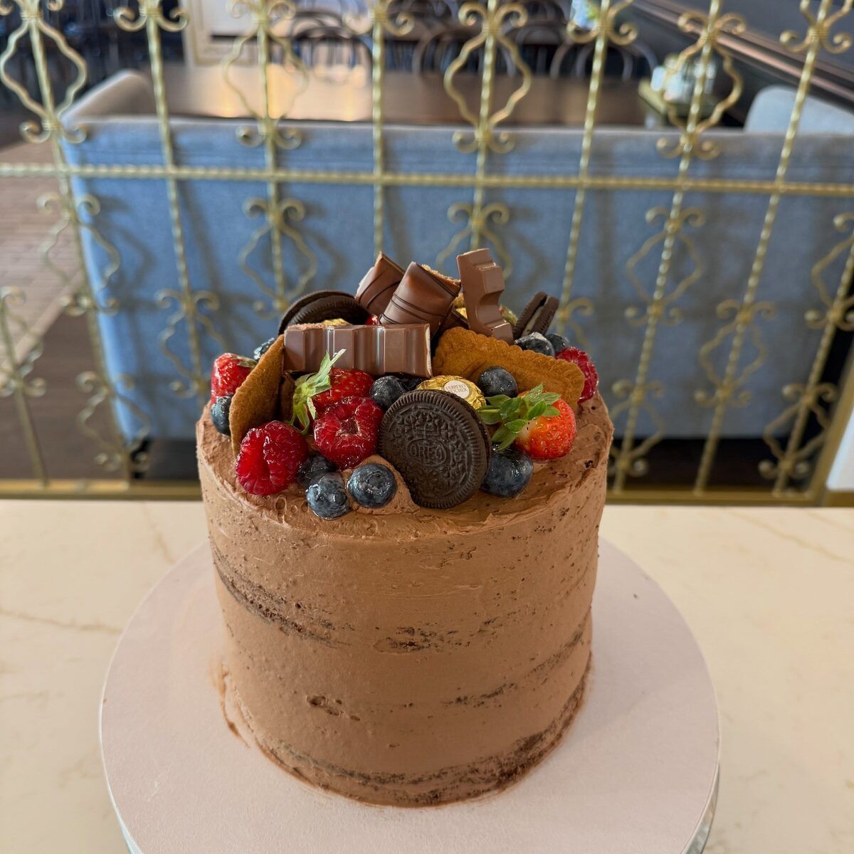 Schokoladentorte mit frischen Beeren und Pralinen