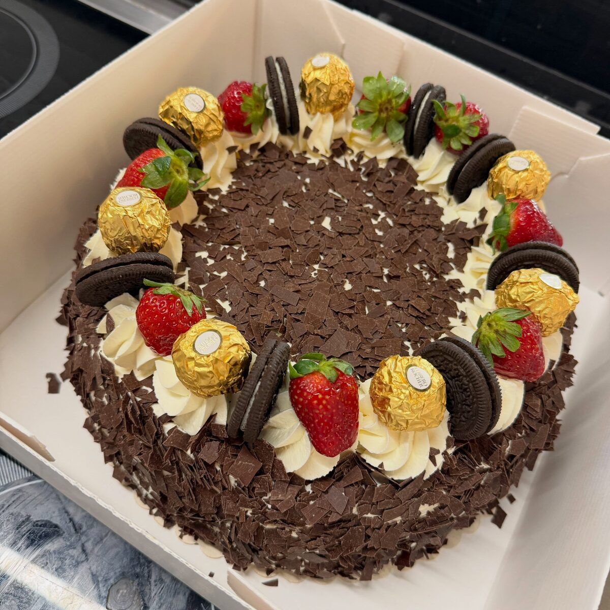 Schwarzwälder Torte mit Sahne, Beeren und Schokoraspeln